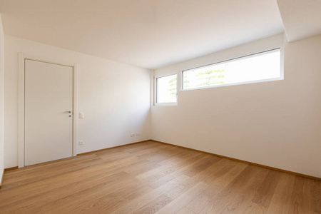 空的白色房间与窗户, 门和实木复合地板, 概念。里面没人