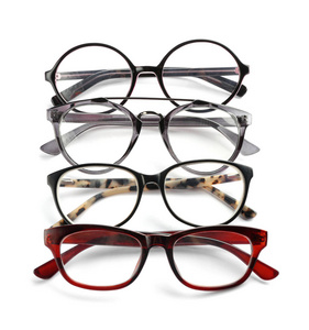 不同的眼镜与矫正镜片在白色背景。视力问题