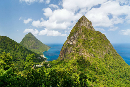 加勒比圣卢西亚岛冰锥山脉的标志性景观