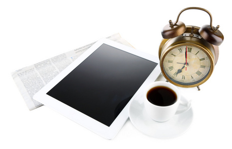 平板电脑上，报纸，杯咖啡和孤立的白色衬底上的闹钟
