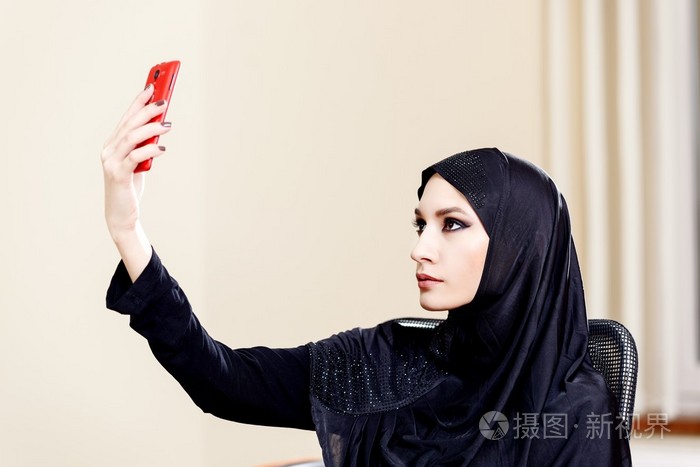 美丽的穆斯林女人做一张照片的肖像