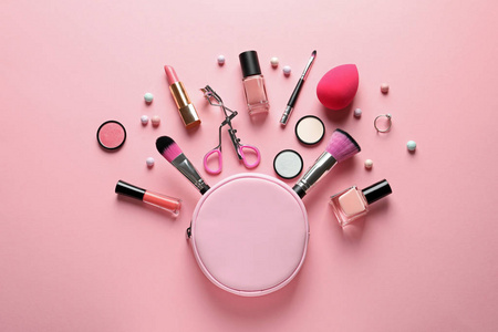 平躺构成与产品装饰化妆在粉彩粉红色背景