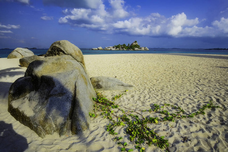 岛上有石头的海滩景色