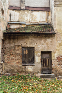 墙和窗户的废弃的旧房子在立陶宛维尔纽斯