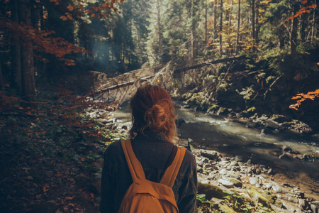 站在山间森林的女性旅行者的后视镜, 喀尔巴泰, 乌克兰