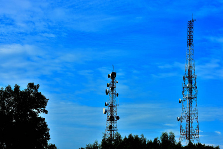 无线通信天线, 具有明亮的天空。带蓝天天线的通信塔