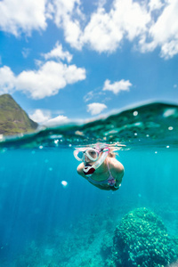 水下照片的一个小女孩浮潜在热带海洋享受夏日假期在加勒比的异国岛屿