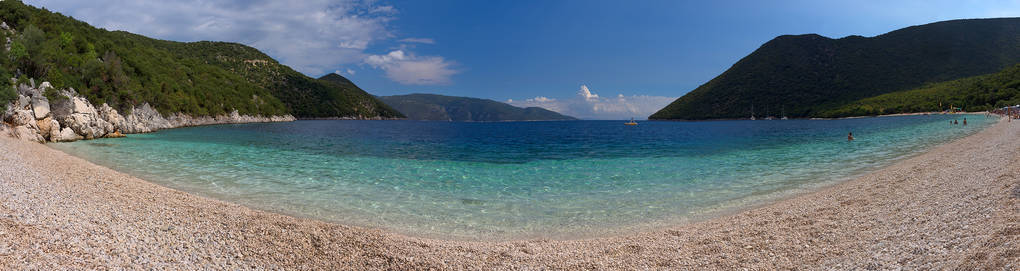 在希腊凯法利尼亚岛爱奥尼亚海的一个阳光明媚的日子里, 美丽的海滩与清澈的绿松石水