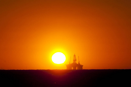 海洋石油钻机日落