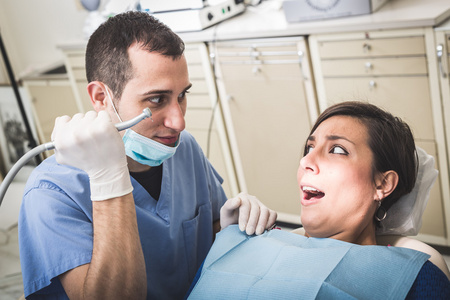 牙医吓唬病人用钻
