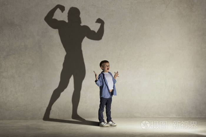 这个小男孩梦见运动健美运动员的肌肉