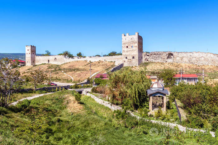 这是克里米亚的旅游胜地之一.在夏季, 克里米亚海岸景色优美.