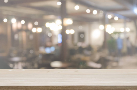 木桌顶部和抽象模糊的餐馆和咖啡馆内部。可用于显示或蒙太奇您的产品