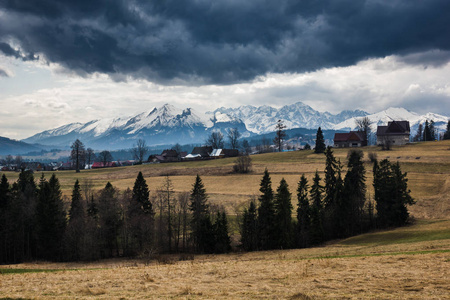 Czarna 戈拉Malopolskie波兰的 Tatra 山脉上的风暴云