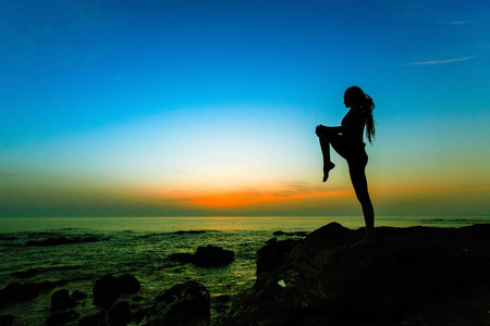 健身妇女剪影在海在超现实主义日落