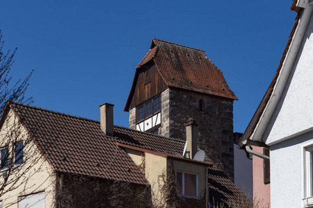 屋顶与天线在框架外墙在德国南部蓝天春天天