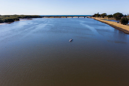 运动员桨独木舟实践上玻河水顶上的相片桥梁风景