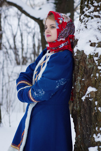 这位俄罗斯美女身穿传统服装的女人