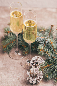 两酒杯的 champage 与圣诞树树枝和锥体在石板大理石背景。水平视图。复制空间