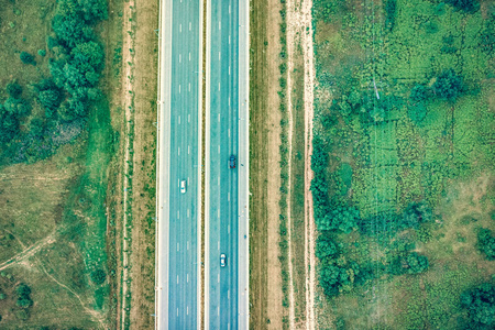 在夏天的自然汽车的公路的顶部视图