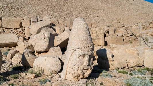 托勒密厄斯 前雕像废墟上的 Nemrut 山上的 Adiyaman, 土耳其。石头在2150米高登上 Nemrut 的顶部。土