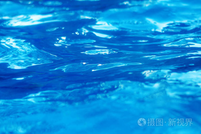 纯净的水和颜色背景的蓝色