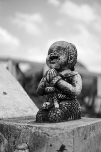黑白碎石微笑和快乐的孩子雕像