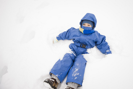 躺在雪地里的那个男孩