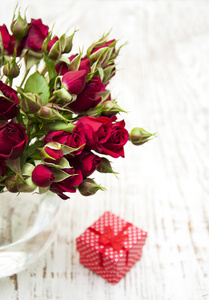 红玫瑰和礼品盒