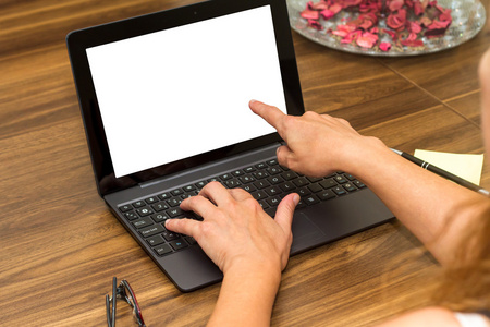 女人与空白屏幕使用便携式计算机
