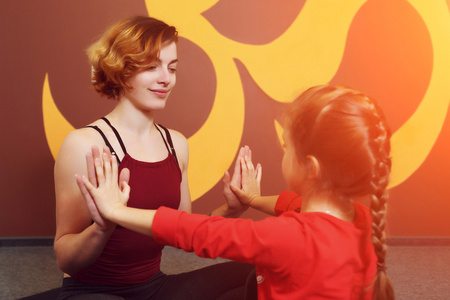 母亲和孩子的瑜伽练习