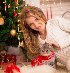 近圣诞树和一只猫的女孩