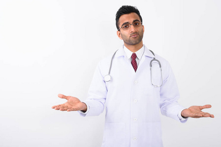 年轻英俊的印度男子医生反对白色背景