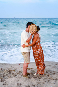 情侣在沙滩上玩耍, 漫步在海边
