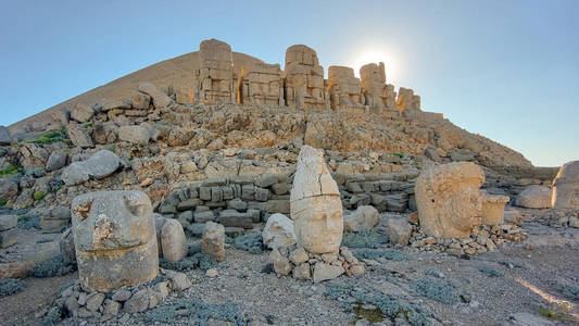 托勒密厄斯 前雕像废墟上的 Nemrut 山上的 Adiyaman, 土耳其。石头在2150米高登上 Nemrut 的顶部。土