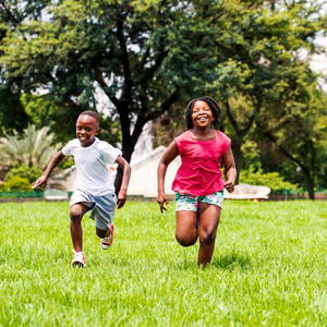 非洲的孩子们在公园一起跑步