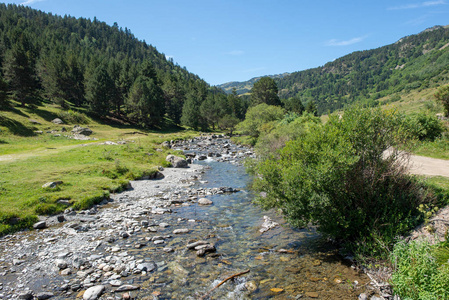 穿越西班牙阿兰山谷山通往蒙加里的道路