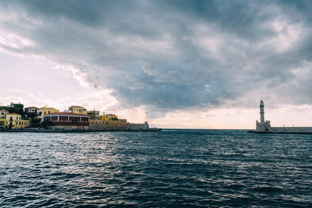 全景威尼斯港湾海滨和哈尼亚在日落时，希腊克里特岛的老港口的灯塔