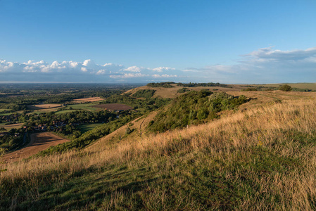 美丽的夏日日落风景在英国乡村的南落国家公园