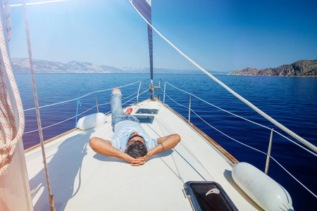 希腊人在游艇上休息