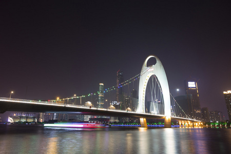 在滨江现代城市景观的夜景