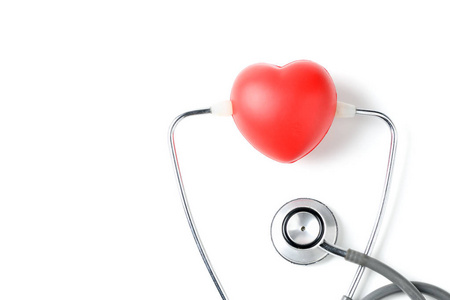 红色心脏和听诊器隔绝在白色背景, 健康和关心概念