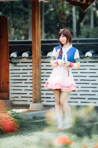 韩国公园韩服装年轻女子的画像和微笑