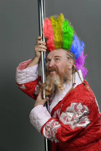 特写肖像滑稽的圣诞老人, 红头发的人长波浪状的头发和胡子在白色背景工作室