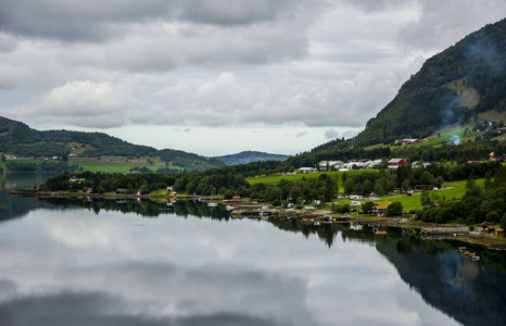 挪威更多奥格罗姆斯达尔县的湖泊和村庄