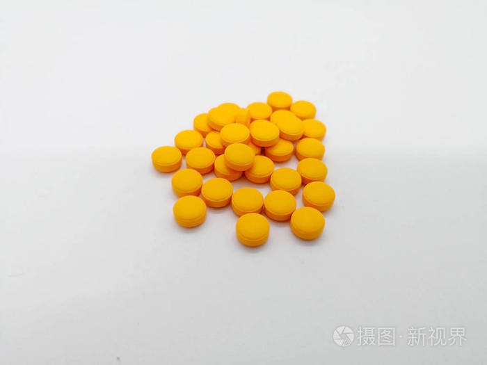 许多橙色药丸被隔绝在白色背景 选择性焦点和拷贝空间