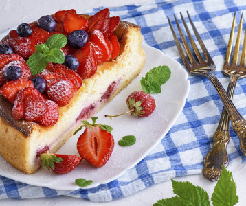 奶酪芝士蛋糕和新鲜草莓在白色陶瓷板材, 关闭