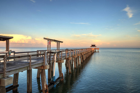 早期日出在那不勒斯海湾海岸的那不勒斯码头, 在佛罗里达州的夏季