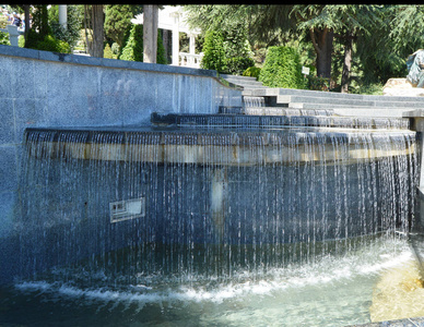 人工瀑布与水射流, 现代石材结构, 美丽的艺术设计在公园里
