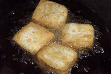 用热油煎锅豆腐图片